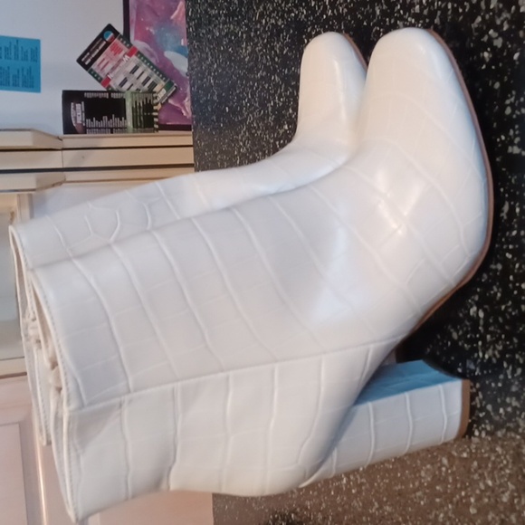 Women’s Bamboo Calf Boots, White Crocodile Print, Size 6.5, New - Picture 1 of 7